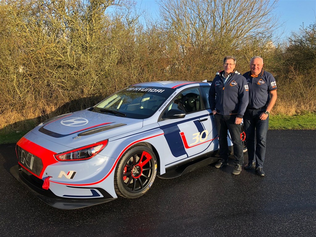 De to kørere foran deres display car
(Foto: Hyundai)